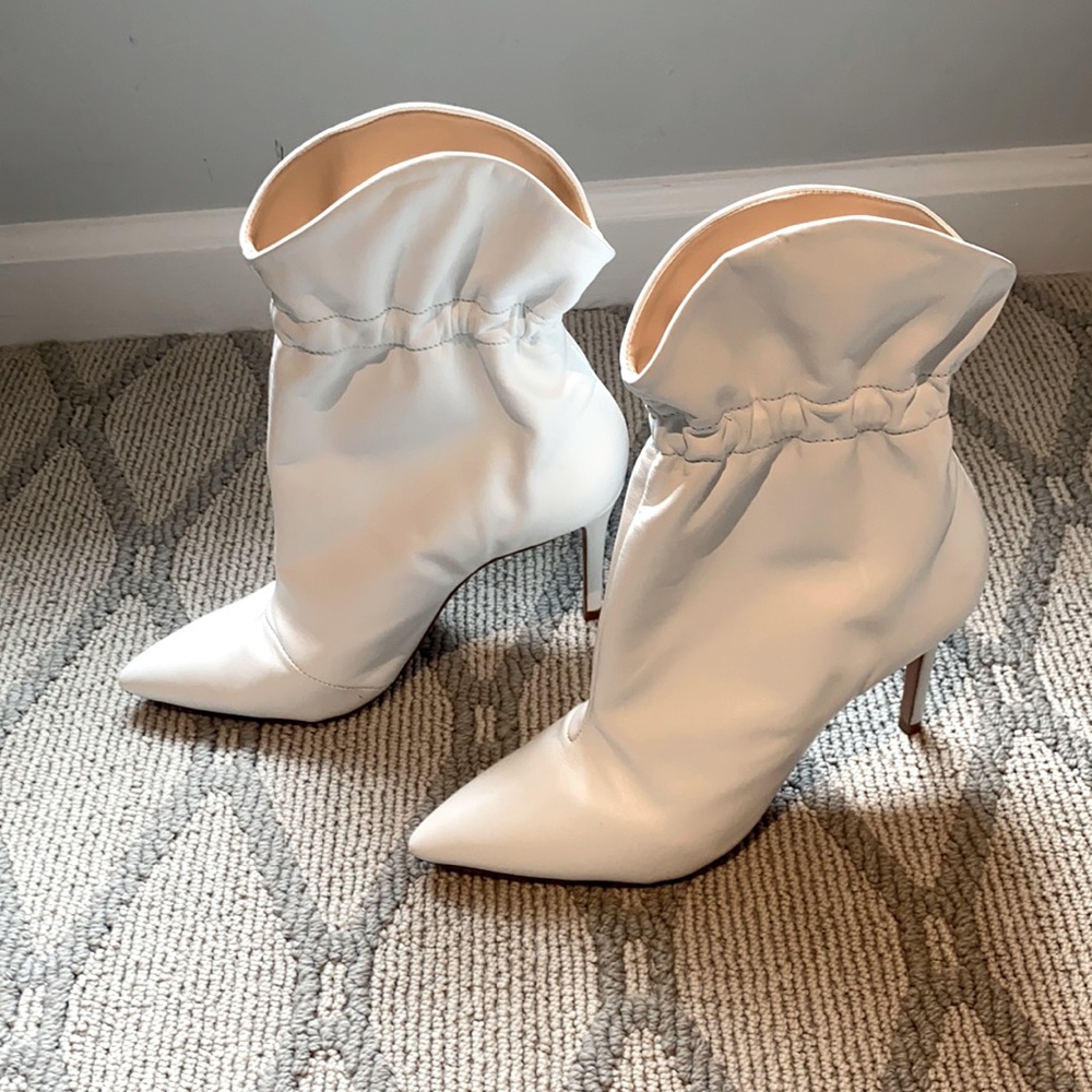 Schutz White Ankle Booties 🔥🔥🔥